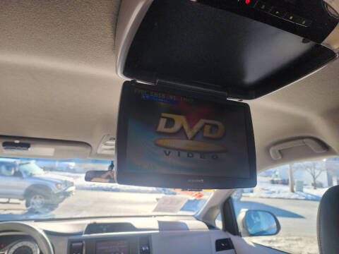 2011 Toyota Sienna SE 8-Passenger