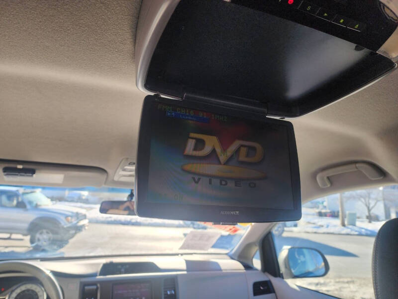 2011 Toyota Sienna SE 8-Passenger