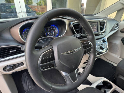 2022 Chrysler Voyager LX