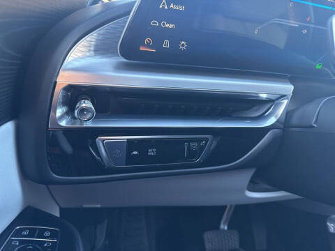 2024 Cadillac LYRIQ Luxury 1