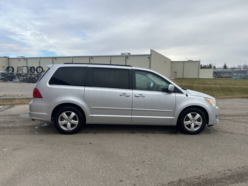 2011 Volkswagen Routan SE