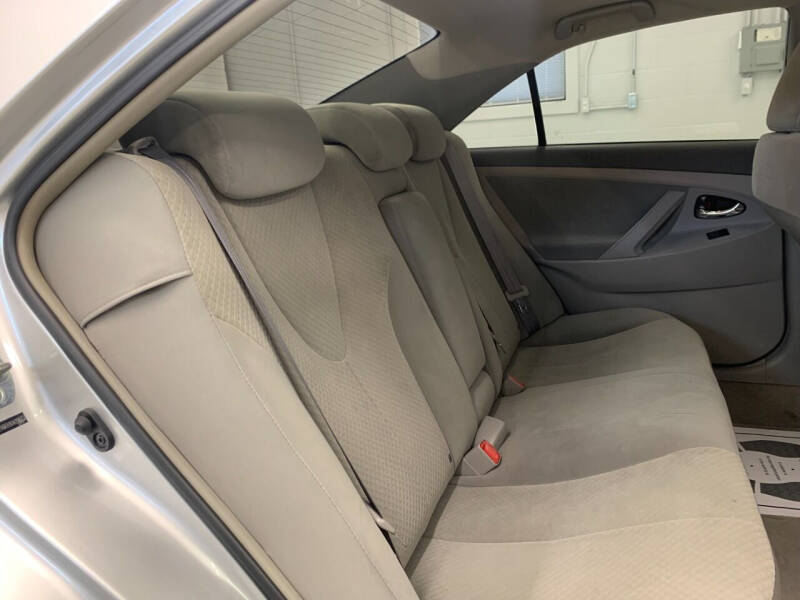 2009 Toyota Camry LE photo 35