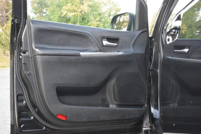 2017 Toyota Sienna SE 8-Passenger