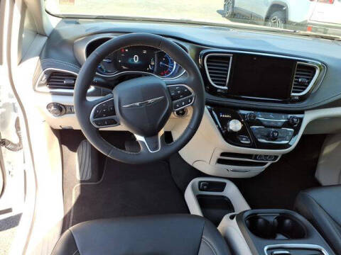 2024 Chrysler Pacifica Plug-In Hybrid Select