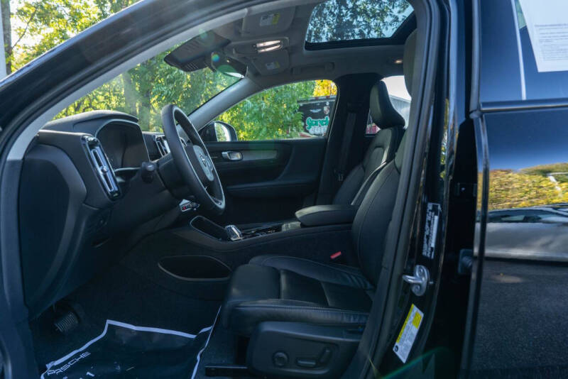 2024 Volvo XC40 B5 Ultimate Dark Theme