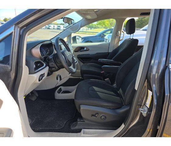 2022 Chrysler Voyager LX