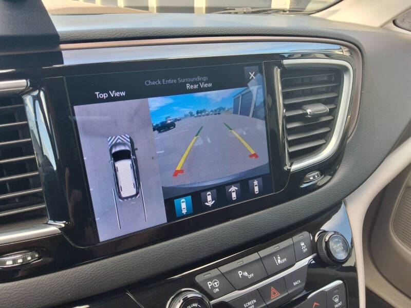 2017 Chrysler Pacifica Touring-L Plus