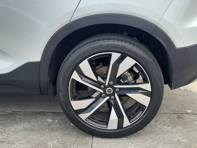 2023 Volvo XC40 B5 Plus Bright Theme