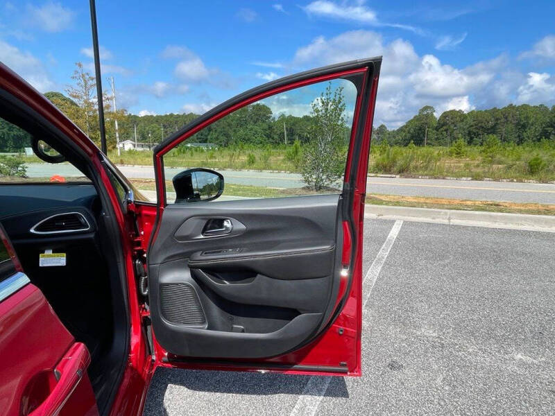 2027 Chrysler Pacifica Select