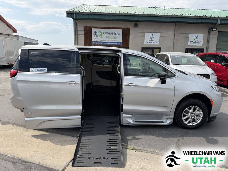 2024 Chrysler Pacifica Touring L