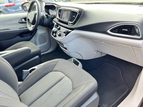 2022 Chrysler Voyager LX