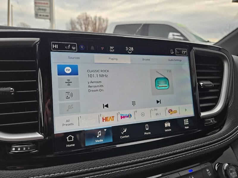 2026 Chrysler Pacifica Select