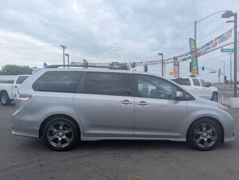 2017 Toyota Sienna SE 8-Passenger