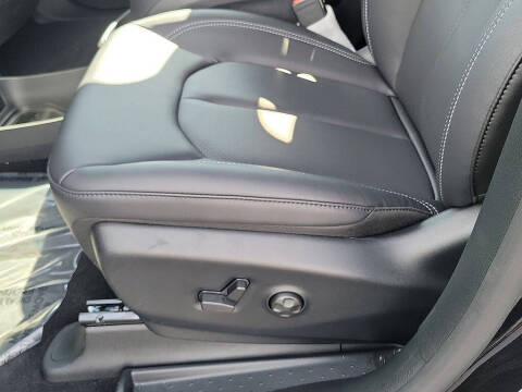 2025 Chrysler Voyager LX