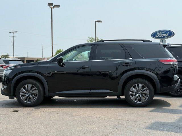 2022 Nissan Pathfinder SV