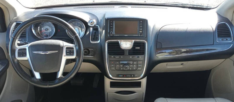 2011 Chrysler Town & Country Touring-L photo 12