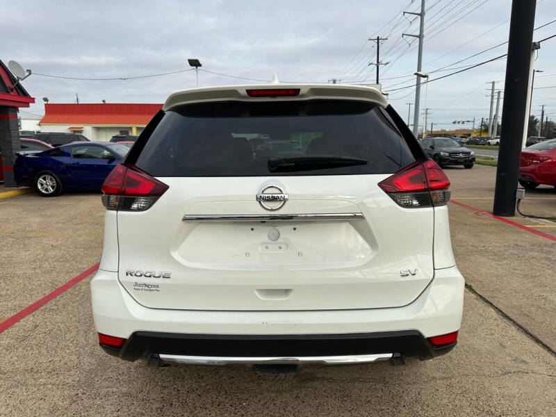 2017 Nissan Rogue SV photo 18