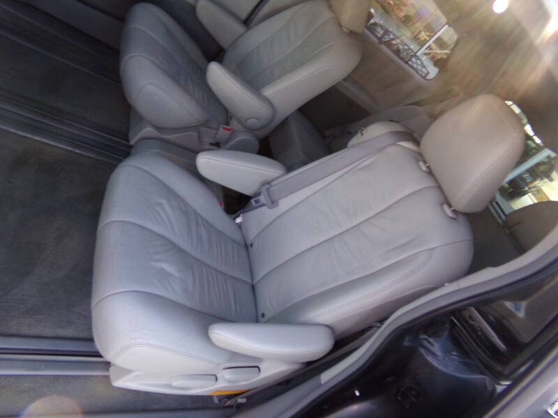 2011 Toyota Sienna XLE 7-Passenger Auto Access Seat