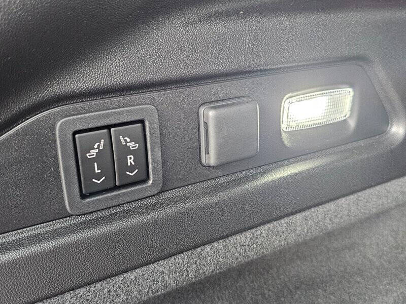 2024 Cadillac LYRIQ Luxury 3