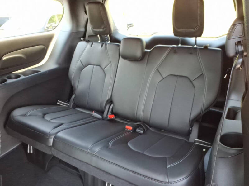 2027 Chrysler Pacifica Select