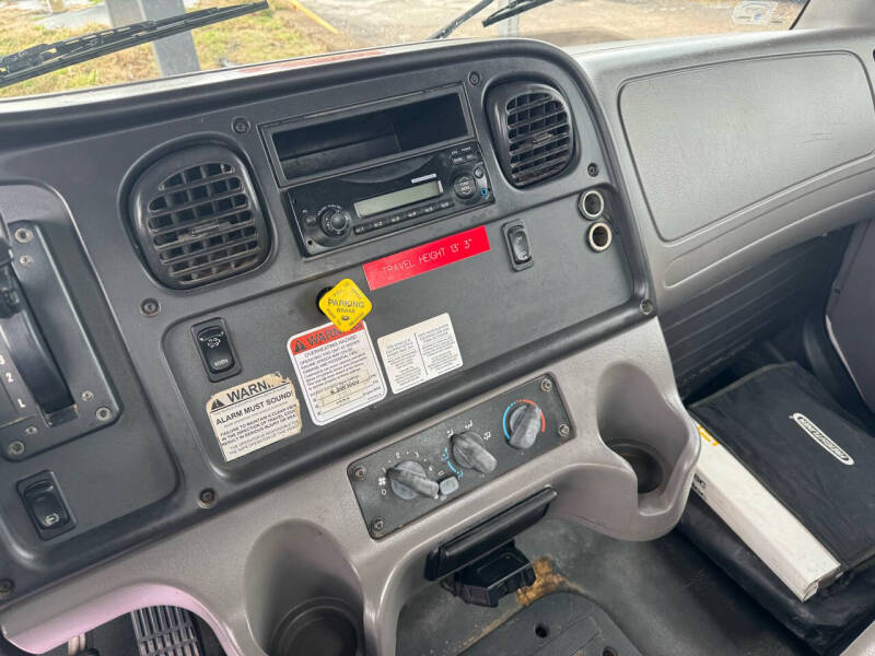 2012 Freightliner M2 106