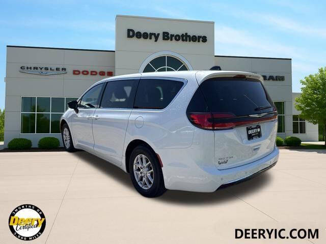 2025 Chrysler Pacifica Select
