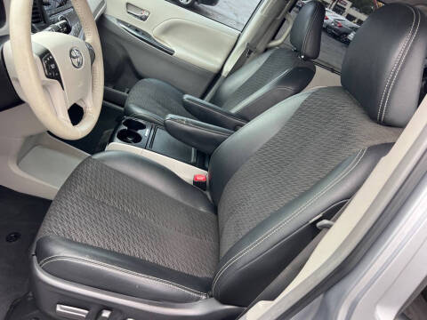 2013 Toyota Sienna SE 8-Passenger