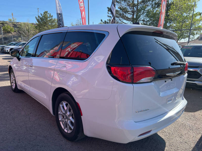 2023 Chrysler Voyager LX