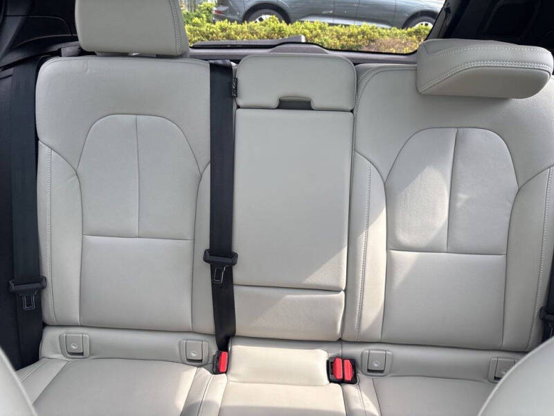 2024 Volvo XC40 B5 Plus Bright Theme