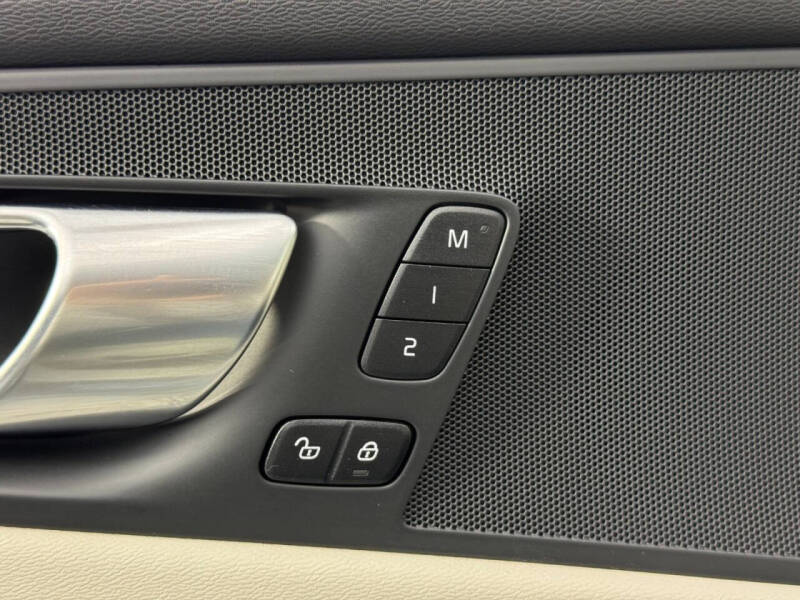 2023 Volvo XC60 B5 Plus Dark Theme