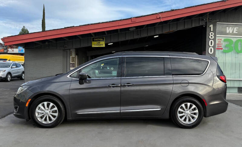 2017 Chrysler Pacifica Touring-L