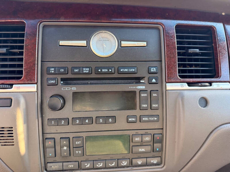 2005 Lincoln Town Car Signature Limited