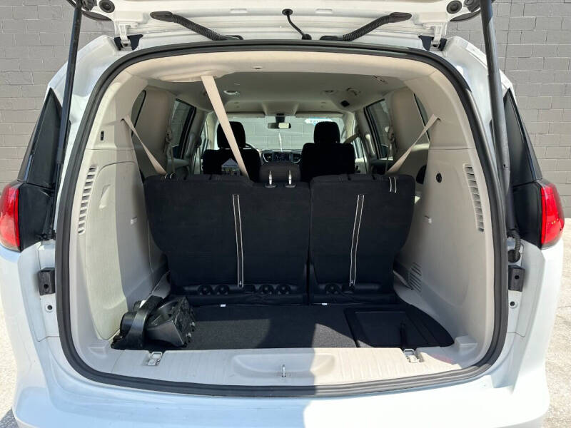 2022 Chrysler Voyager LX