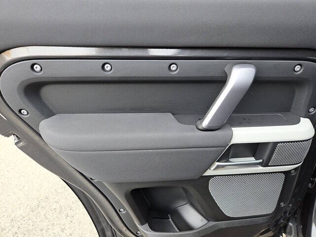 2023 Land Rover Defender 130 X-Dynamic SE