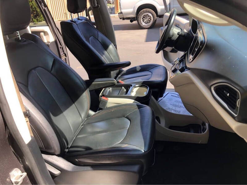 2017 Chrysler Pacifica Touring-L