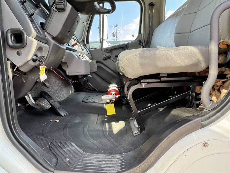 2017 Freightliner M2 106