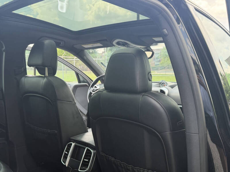 2017 Porsche Cayenne Platinum Edition