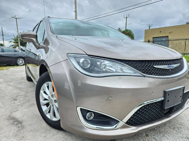 2018 Chrysler Pacifica for sale at Vice City Deals in North Miami Beach FL