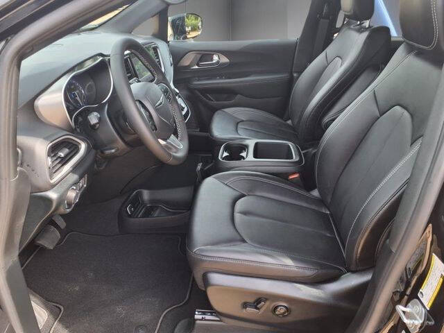 2025 Chrysler Voyager LX