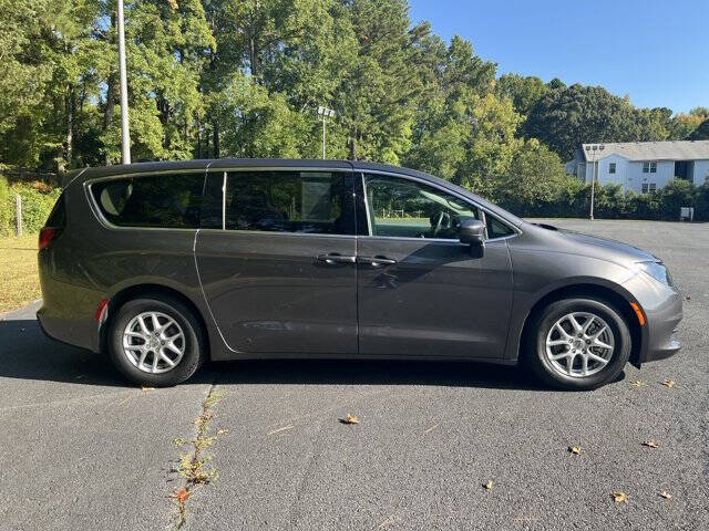 2022 Chrysler Voyager LX