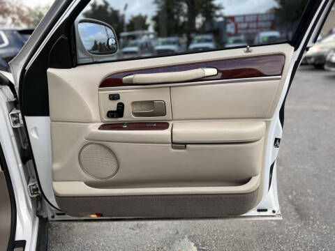 2003 Lincoln Town Car Signature