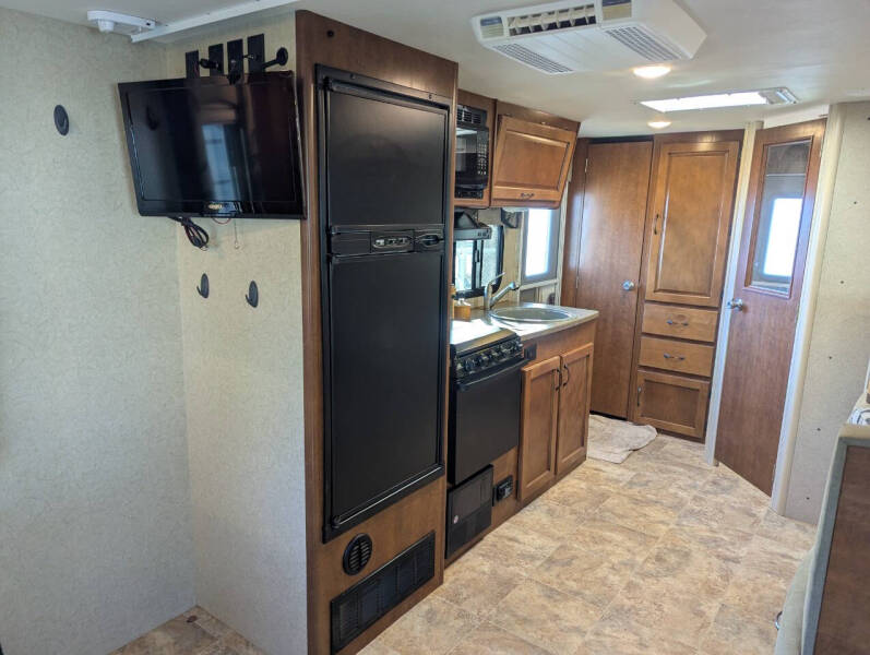 2015 Lance 1995 / 23ft