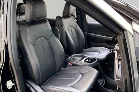 2027 Chrysler Pacifica Select