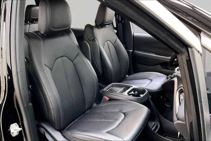 2027 Chrysler Pacifica Select
