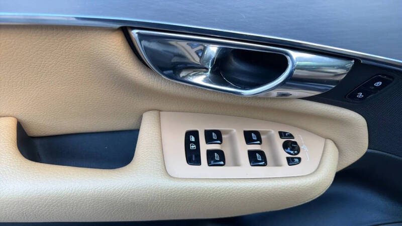 2016 Volvo XC90 T6 Momentum