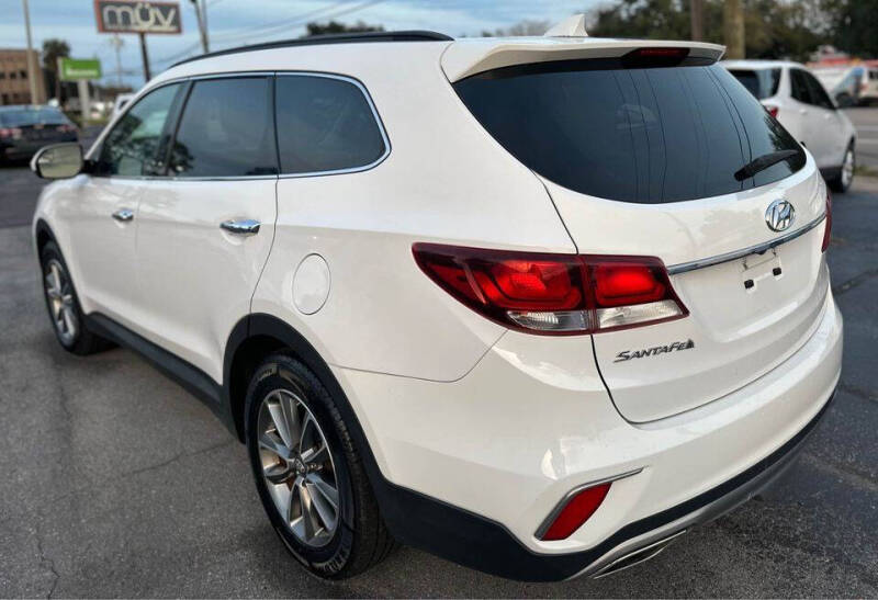 2017 Hyundai Santa Fe SE photo 3