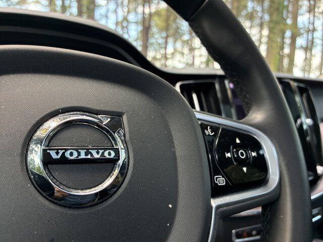 2023 Volvo XC60 B5 Plus Dark Theme
