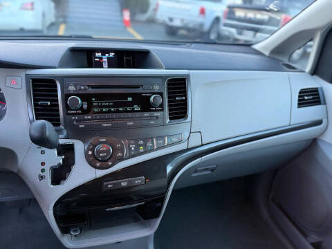 2014 Toyota Sienna LE 7-Passenger