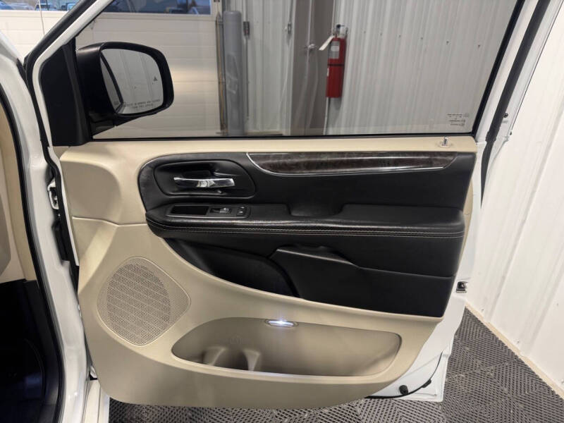 2015 Chrysler Town and Country Touring-L