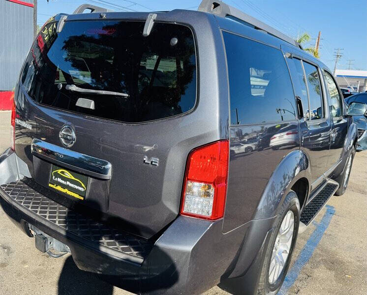 2011 Nissan Pathfinder LE